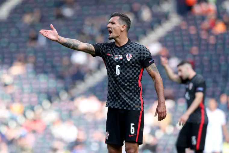 Nije to prvi put da Lovren pažnju javnosti privlači na takav način. Naime, prije dvije godine brojni su ga prozivali zbog njegovih antivakserskih stavova, a u intervjuu za Gloriju izjavio je: “Imam svoje mišljenje i stav o tome, a samo ću reći da ne volim kad se nekome nešto nameće i govori što mora raditi. Mislim da svatko na svijetu ima pravo na izbor. Za to sam se uvijek zalagao i uvijek ću to činiti. Uostalom, moja djeca su čak i cijepljena. Ponavljam, svatko mora imati pravo na izbor, pa i kad govorimo o gay parovima i nitko ne bi smio siliti nekoga da uzme nešto što ne želi, tu je kraj priče”, izjavio je. 