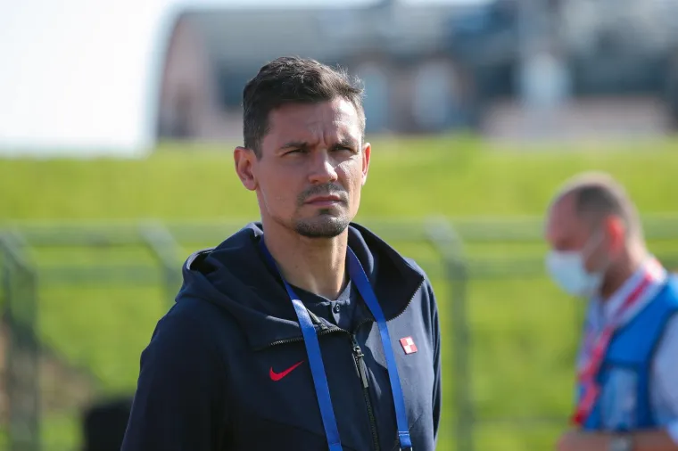 Lovren je čovjek koji se ne boji izraziti svoje mišljenje, a učinio je to i 2018. godine kada su navijači Liverpoola na Instagramu kritizirali i napali Lorisa Kariusa. Podsjetimo, Karius je upropastio Liverpoolu finale Lige prvaka sa svoje dvije početničke pogreške koje su se nastavile u prijateljskim utakmicama uoči početka nove sezone. Tada je na Instagramu jedna grupa Liverpoolovih navijača “oplela” po Kariusu nakon loše reakcije u susretu s Borussijom Dortmund. Brzo im je stigao i odgovor Dejana Lovrena: “Ne s**ite! Sramite se kad tako tretirate našeg igrača! I zato što se nazivate Liverpoolovom navijačkom stranicom”, napisao je.