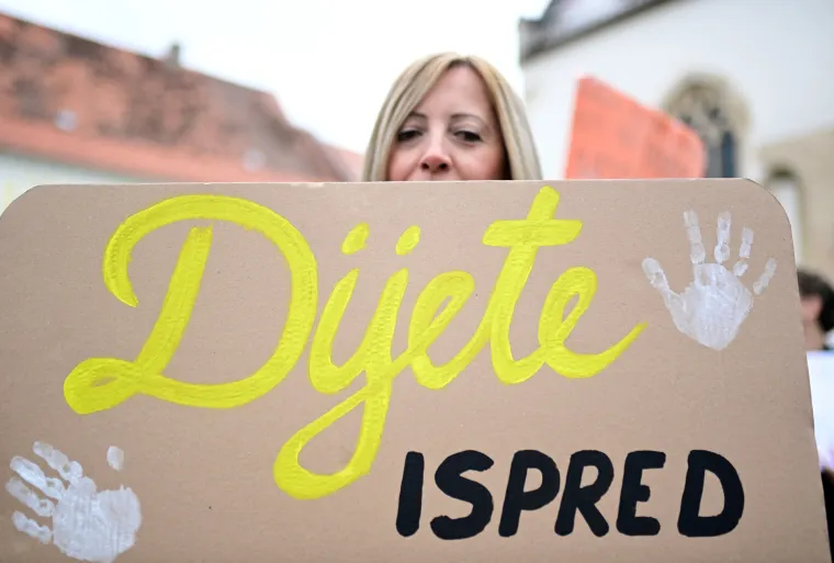 Na Markovu trgu prosvjed odgojitelja u vrtićima diljem Hrvatske: 'Ostat ćemo ovdje cijeli dan'