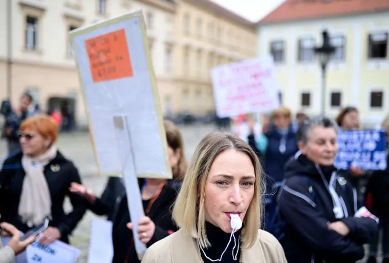 Na Markovu trgu prosvjed odgojitelja u vrtićima diljem Hrvatske: 'Ostat ćemo ovdje cijeli dan'