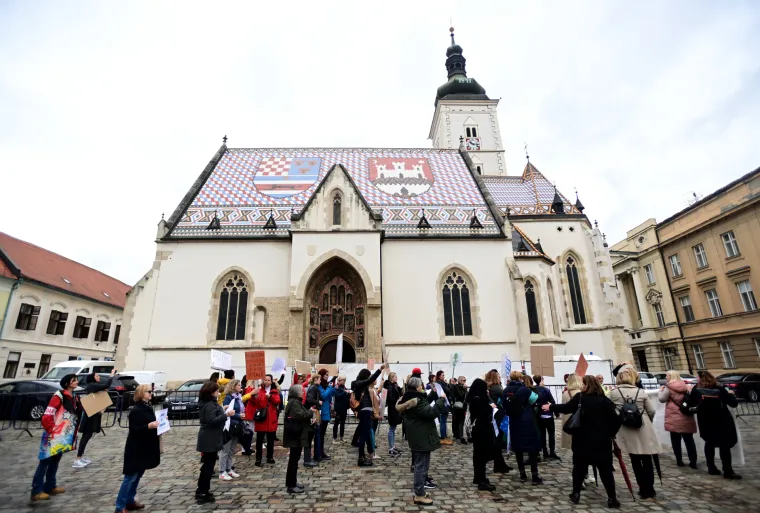 Na Markovu trgu prosvjed odgojitelja u vrtićima diljem Hrvatske: 'Ostat ćemo ovdje cijeli dan'