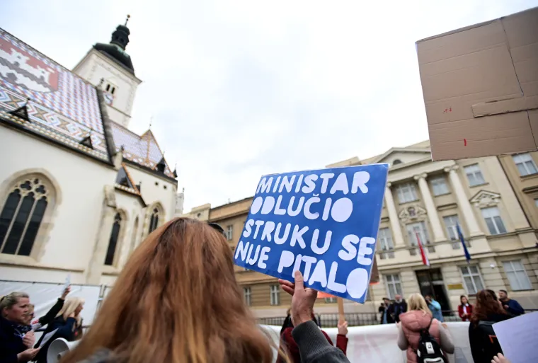 Na Markovu trgu prosvjed odgojitelja u vrtićima diljem Hrvatske: 'Ostat ćemo ovdje cijeli dan'