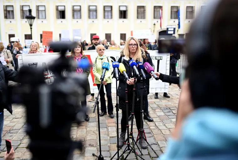 Na Markovu trgu prosvjed odgojitelja u vrtićima diljem Hrvatske: 'Ostat ćemo ovdje cijeli dan'