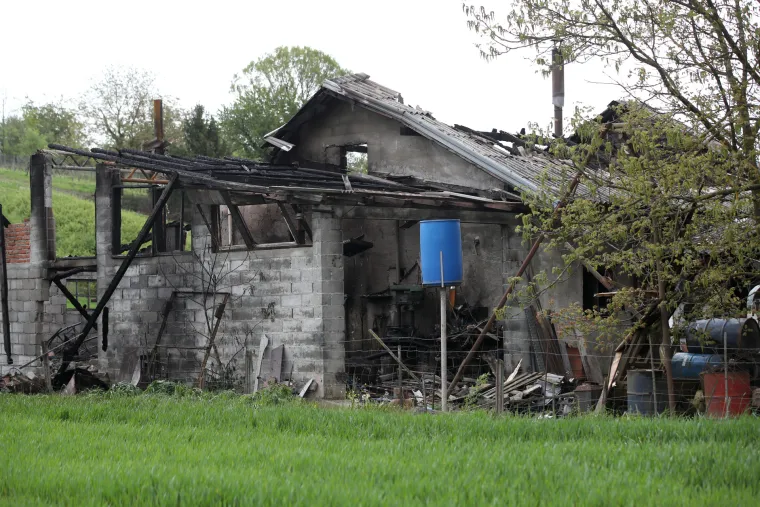 Drama na intervenciji! Vatrogasci do&scaron;li ugasiti požar, a mu&scaron;karac im prijetio da će ih ustrijeliti