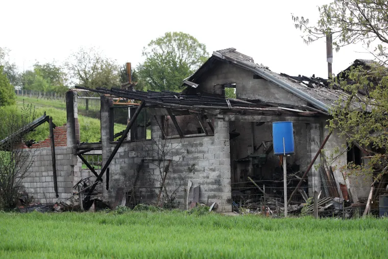Drama na intervenciji! Vatrogasci do&scaron;li ugasiti požar, a mu&scaron;karac im prijetio da će ih ustrijeliti