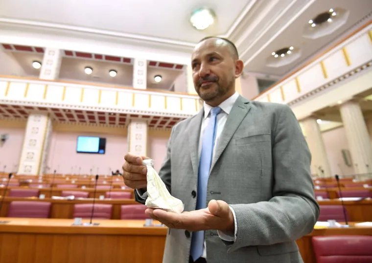 Zekanović u Sabor donio vrećicu s bijelim prahom: 'Ovo sam na&scaron;ao na Pantovčaku'