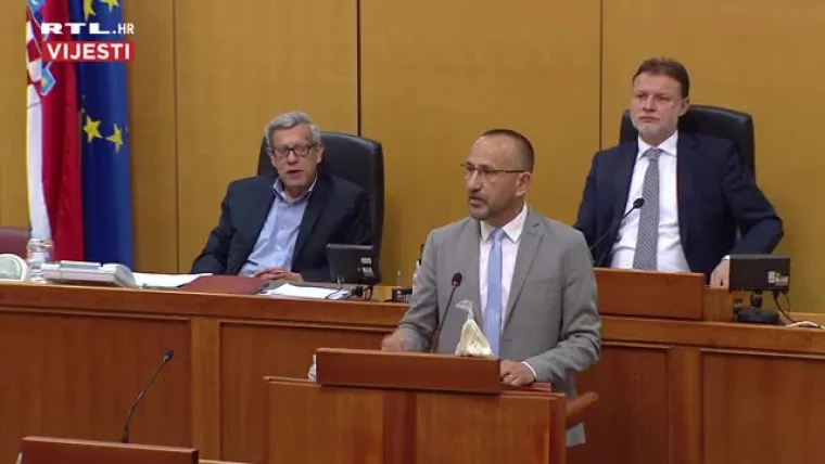 Zekanović u Sabor donio vrećicu s bijelim prahom: 'Ovo sam na&scaron;ao na Pantovčaku'