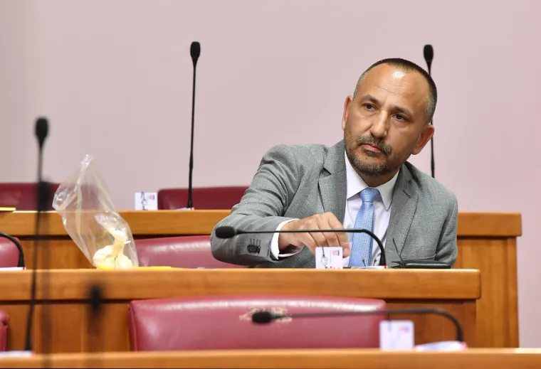 Zekanović u Sabor donio vrećicu s bijelim prahom: 'Ovo sam na&scaron;ao na Pantovčaku'