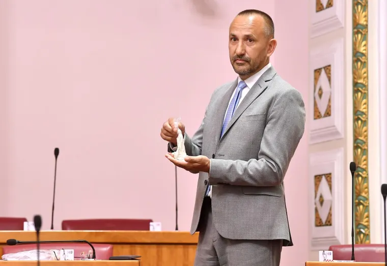 Zekanović u Sabor donio vrećicu s bijelim prahom: 'Ovo sam na&scaron;ao na Pantovčaku'