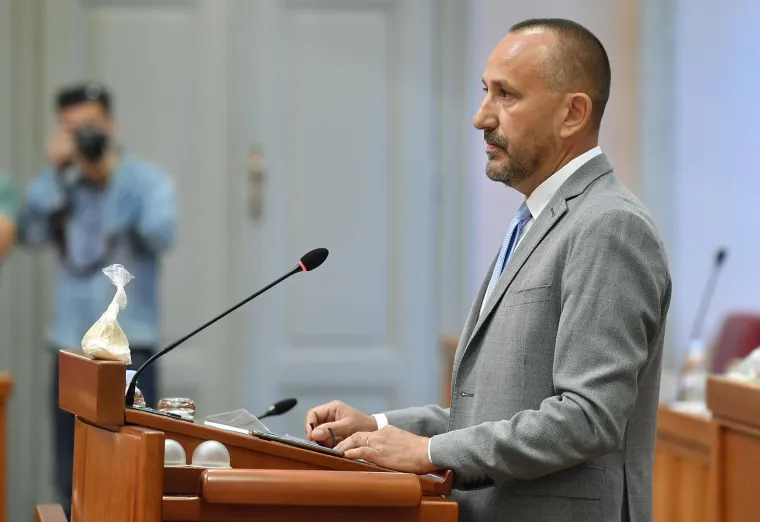 Zekanović u Sabor donio vrećicu s bijelim prahom: 'Ovo sam na&scaron;ao na Pantovčaku'