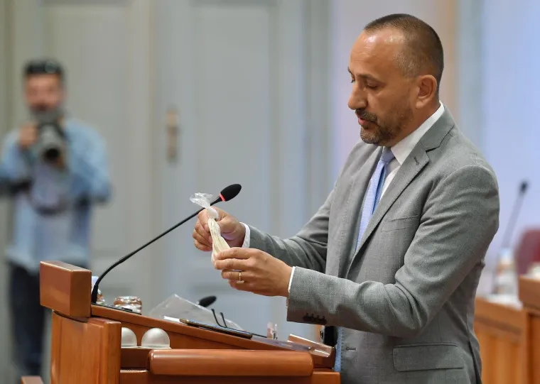 Zekanović u Sabor donio vrećicu s bijelim prahom: 'Ovo sam na&scaron;ao na Pantovčaku'