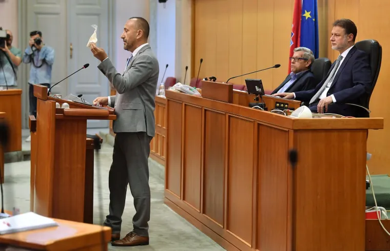 Zekanović u Sabor donio vrećicu s bijelim prahom: 'Ovo sam na&scaron;ao na Pantovčaku'