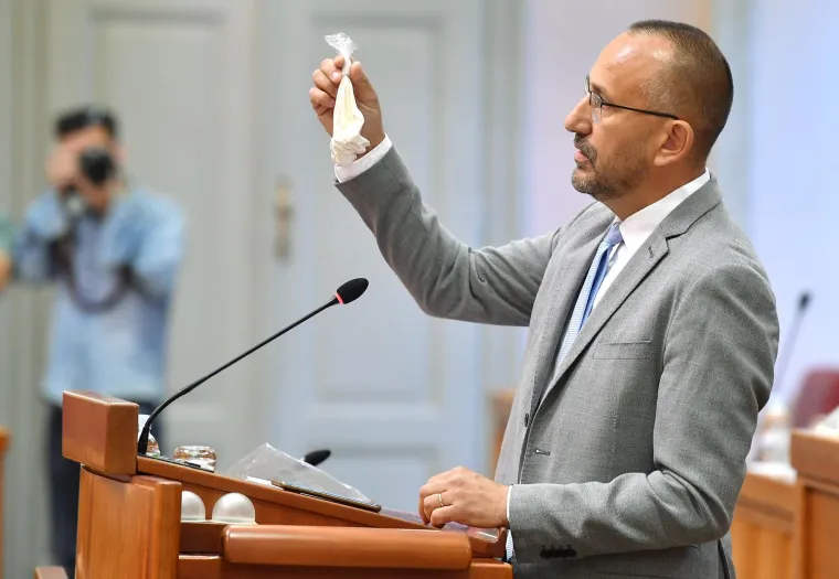 Zekanović u Sabor donio vrećicu s bijelim prahom: 'Ovo sam na&scaron;ao na Pantovčaku'