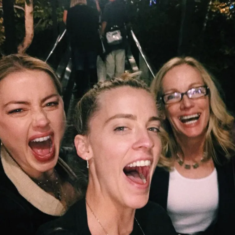 Biološka majka Amber Heard, Paige Heard je rođena u Midlandu, u Teksasu 1. listopada 1956. Rodila je Amber 22. travnja 1986. i odgojila nju i njezinu sestru Whitney u Austinu, u Teksasu sa suprugom Davidom Clintonom Heardom. Amber je često objavljivala fotografije s majkom i sestrom s kojima je bila posebno povezana.