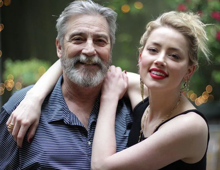 Amberin otac je poznat kao glumac, posebno po ulogama u filmovima &apos;Machete Kills&apos;, koji je objavljen 2013. i &apos;Overhaulin&apos; iz 2004. David Heard je jednom bio u zatvoru zbog vođenja ilegalnog lanca za borbe pasa. Vodio je lanac zlostavljanja životinja, koji je uključivao najmanje sedam pitbulova na njegovom imanju. Vijest o mračnoj i kriminalnoj prošlosti Davida Hearda je iznenadila javnost. Informaciju o Amberinom ocu je otkrio Paul Barresi, kojeg je Heardov pravni tim svojedobno angažirao kako bi pronašao dokaze protiv Deppa.
