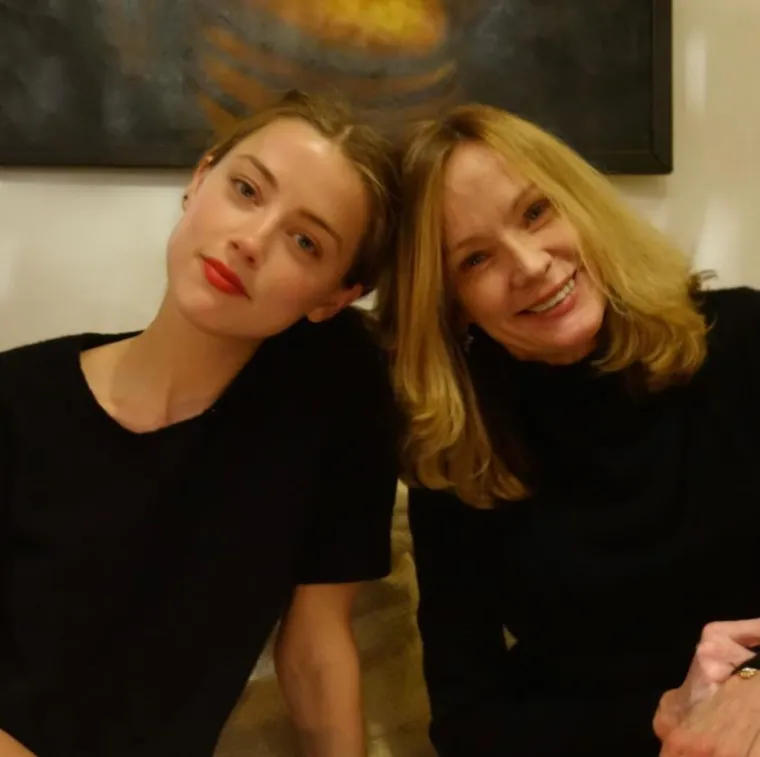 Amber je napustila obiteljski dom u dobi od 17 godina kako bi se bavila glumom u New Yorku. Unatoč tome što je bila daleko od kuće, glumica je oduvijek njegovala bliski odnos sa svojom majkom. U svibnju 2020. glumica je na Instagramu otkrila da joj je umrla majka. Amberina majka je 2019. godine Deppa nazvala sinom i rekla mu da ga voli tijekom njegove i Amberine sudske parnice, što je dovelo u sumnju Amberine optužbe protiv slavnog glumca. &quot;Ona to nije htjela učiniti. Osjećala je da izdaje svoju jedinu ljubav, ali su joj odvjetnici rekli da to napravi&quot;, rekla je Paige Heard. 