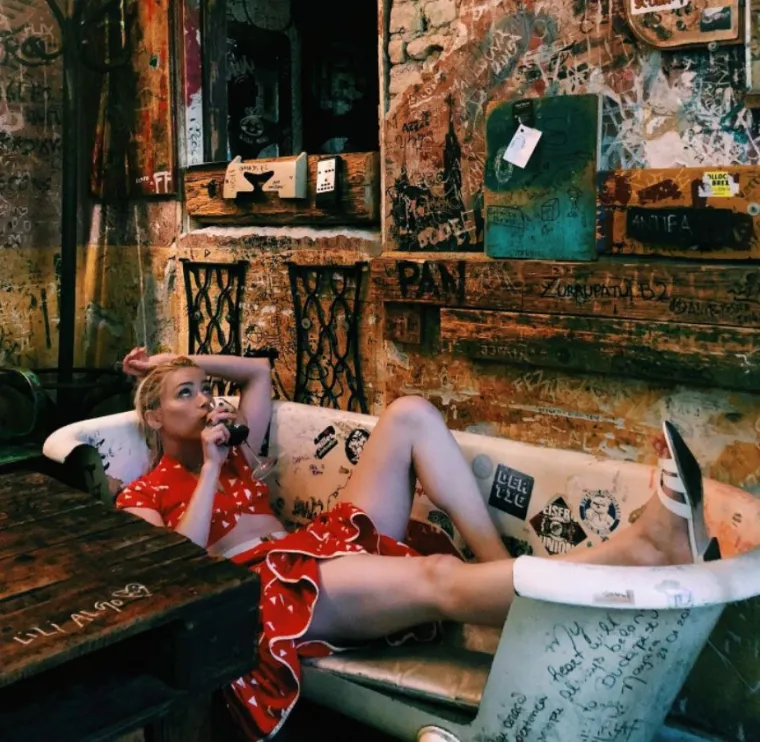 Amber je bila slomljenog srca i uništena kada joj je majka preminula u 63. godini. Svoju je majku nazvala najljepšom ženom koju je ikada poznavala u objavi na svom Instagram profilu, dodajući: &quot;Teško je zamisliti, a još teže reći, ali osjećam se stvarno sretnom što sam bila njezina kći i što sam dobila dar da imam svjetlost kojom je ona obasjala sve.&quot; Tada je Heard zahvalila svojoj obitelji i prijateljima što su pomogli njoj i njezinoj sestri Whitney tijekom nevjerojatno bolnog vremena.
