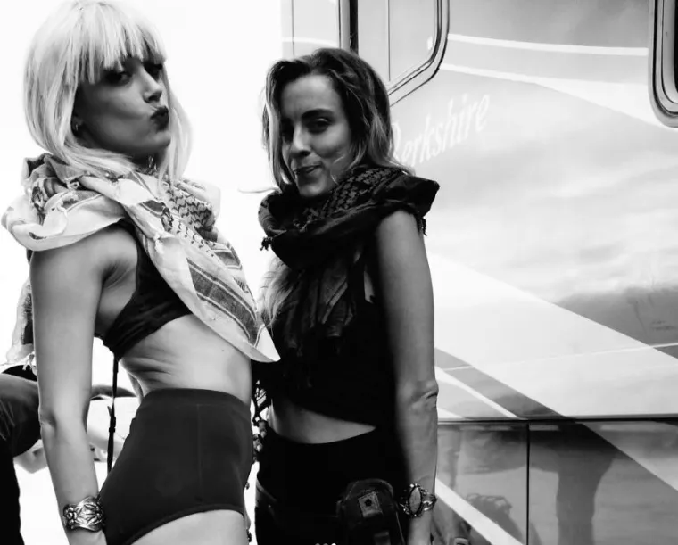 Whitney Henriquez  (31), mlađa sestra Amber Heard se nije bojala živjeti besplatno u raskošnom penthouseu Johnnyja Deppa unatoč tome što je tvrdila da je glumac bio nasilan prema njezinoj sestri. Priznala je na suđenju na Visokom sudu u Londonu da je bila svjesna navodnog zlostavljanja kada se 2014. preselila u istu luksuznu zgradu u Los Angelesu u kojoj je živio i bračni par. Provela je godinu dana u jednom od pet otmjenih penthousea koje je Depp posjedovao u zgradi Eastern Columbia.