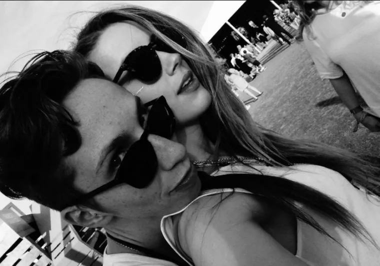 Heard je bila u vezi s fotografkinjom Tasyom van Ree od 2008. do 2012. godine. Heard je tijekom veze legalno promijenila prezime u Van Ree, a vratila djevojačko prezime 2014. Glumici na suđenju neće pomoći činjenica da je zbog nasilja bila privedena 2009. godine jer je pretukla svoju bivšu djevojku Tasyu van Ree na aerodromu u Seattleu. Tasya je tada pozvala osiguranje te je Amber bila uhićena zbog obiteljskog nasilja. Par se navodno žestoko posvađao prije puta pa je Amber udarila Tasyu i zgrabila ju za ruku. Heard je tada privedena, a idućeg dana je išla na sud. 