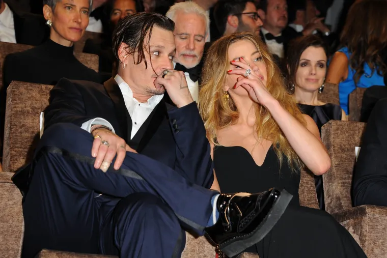 Prilikom brakorazvodne parnice Amber Heard je tvrdila da je Depp bio nasilan prema njoj, njegovi odvjetnici su tvrdili kako je to njezin pokušaj da izvuče što više novca od Deppa, da bi sve završilo zajedničkom izjavom kako je njihov odnos bio strastven, ponekad promjenjiv, ali ih je ljubav uvijek vezala. “Nikada nije postojala namjera da se nanese tjelesna ili emotivna bol”, stajalo je u zajedničkoj izjavi. Amber Heard dobila je od Deppa nakon razvoda 7 milijuna dolara koje je uplatila u humanitarne svrhe te se činilo da je time priča završena.