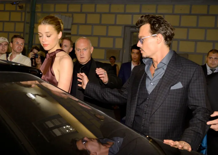 Depp je tužio Heard za 50 milijuna dolara zbog članka koji je napisala za Washington Post tvrdeći da je žrtva obiteljskog zlostavljanja. U studenome 2020. godine je Depp izgubio tužbu za klevetu protiv britanskog tabloida The Sun jer ga je nazvao &quot;prebijačem žena&quot;. Sud je potvrdio tvrdnje medija kao suštinski istinite.