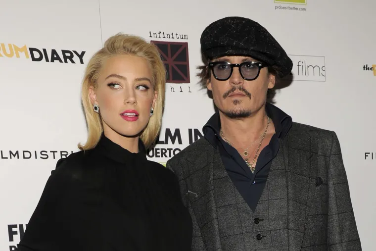 Suđenje, koje bi trebalo trajati šest tjedana je već generiralo naslove o svemu, od nasilnih tekstualnih poruka koje je Depp poslao, do audio snimaka njihovih svađa. Ovo je druga tužba koja uključuje optužbe za zlostavljanje povezane s vezom Deppa i Heard nakon suđenja u Ujedinjenom Kraljevstvu 2020. godine.