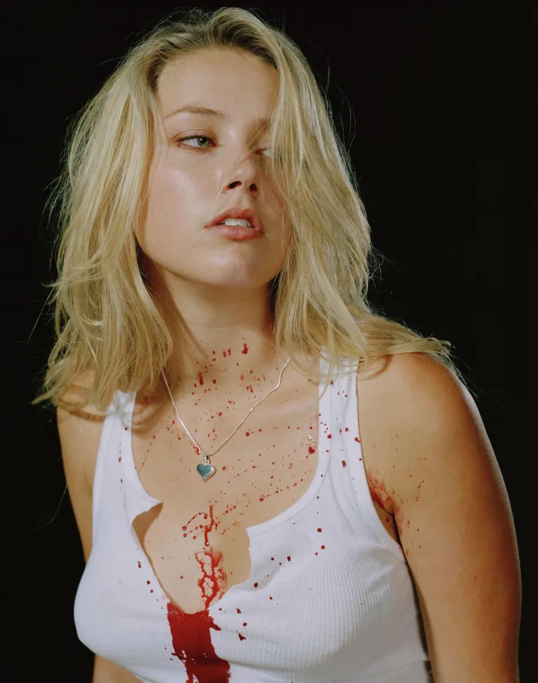 Depp, koji je vi&scaron;e puta pod prisegom rekao da nikada nije udario Heard ili bilo koju drugu ženu, također je upitan o incidentu u prosincu 2015. u kojem je navodno udario Heard glavom, koja je tada zadobila modrice na licu. Rekao je da se ne slaže s izjavom da ju je namjerno udario glavom, tvrdeći da se radilo o nesreći dok ju je poku&scaron;ao obuzdati.