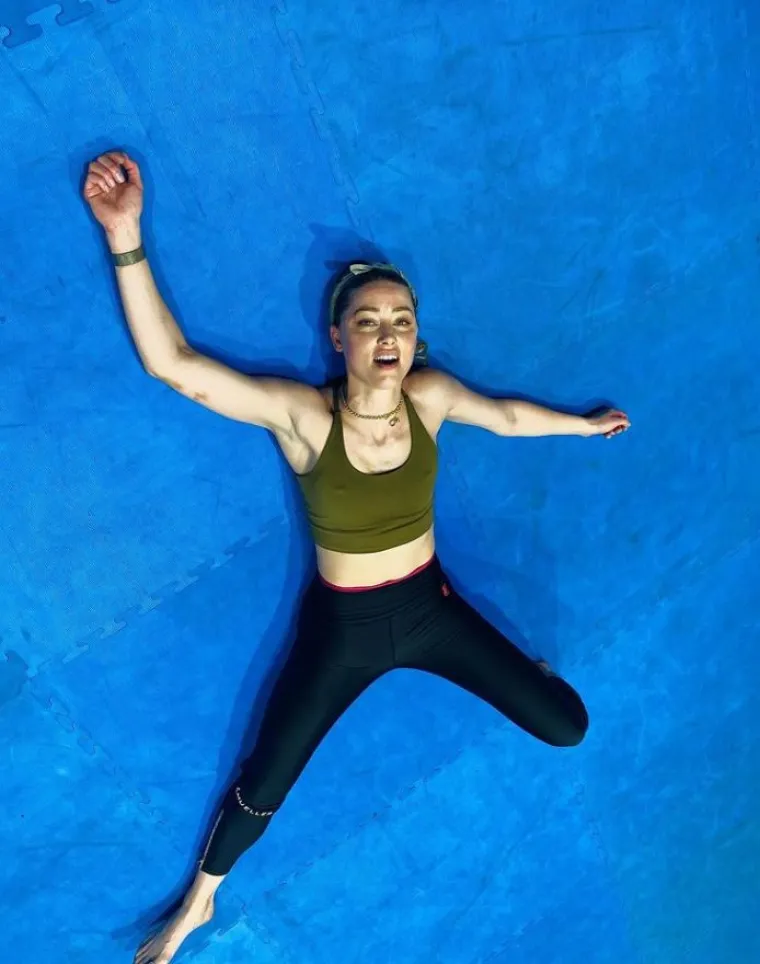 Depp je rekao da je dok je Heard bila na Coachelli odlučio otići u penthouse koji su dijelili i spakirati svoje stvari kada ona nije bila kod kuće. Njegov tjelohranitelj ga je upozorio da su fekalije pronađene na krevetu. "To je bilo apsurdno, groteskno i okrutno, a onda mi je pokazana slika", rekao je Depp tijekom suđenja. Rekao je da je Heard to stalno poricala, okrivljujući za to njihove male pse, ali je bio uvjeren da ona laže.