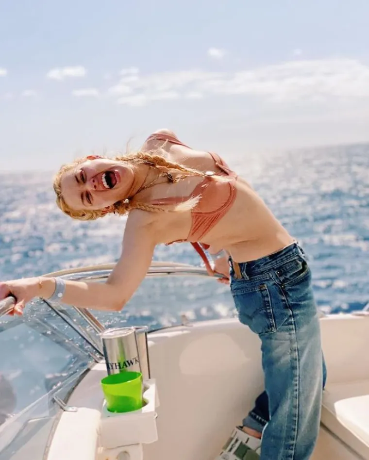 Tara Roberts, žena koja je 15 godina upravljala imanjem na privatnom otoku Johnnyja Deppa je ustvrdila da je Heard ozlijedila Deppa limenkom tijekom tučnjave 2015. godine. "Govorila mu je da je propali glumac, da će umrijeti kao debeli usamljeni starac. Onda sam čula Johnnyja kako govori - udarila si me limenkom", rekla je Roberts.