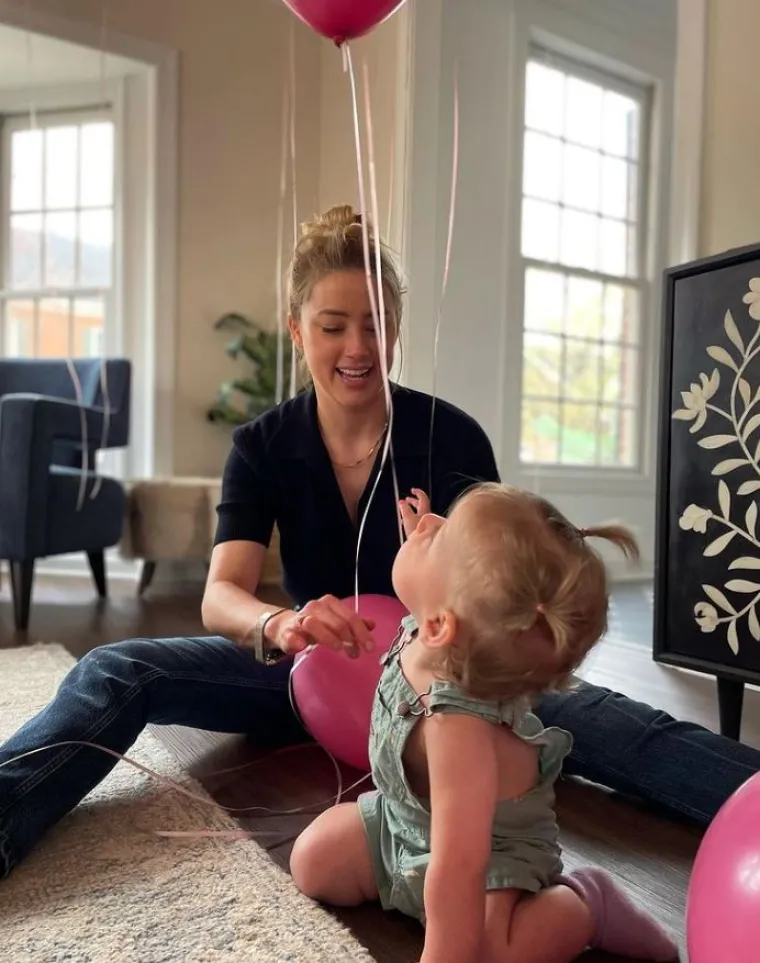 8. travnja 2021. je postala majka kći Oonagh Paige Heard putem surogata. Na svom Instagram profilu je napisala: "Prije četiri godine sam odlučila da želim imati dijete. Htjela sam to učiniti pod svojim uvjetima. Moja kći je rođena 8. travnja 2021. Njezino ime je Oonagh Paige Heard. Ona je početak ostatka mog života."
