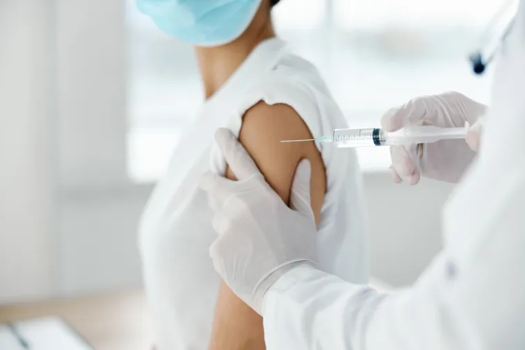 2.Tko može oboljeti od ospica?:
Od ospica mogu oboljeti sve osobe koje ili nisu preboljele ospice ili nisu uspješno cijepljene dvjema dozama cjepiva. Djeca majki koje su preboljele ospice ili su cijepljene protiv ospica, mogu biti zaštićena od ospica u prvih nekoliko mjeseci života. Jedna doza cjepiva pruža zaštitu u 95% cijepljenih, a dvije doze u više od 99% cijepljenih.
