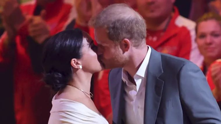 Njena knjiga sadrži bezbroj &scaron;okantnih tvrdnji o kraljici i ostatku kraljevske obitelji. 