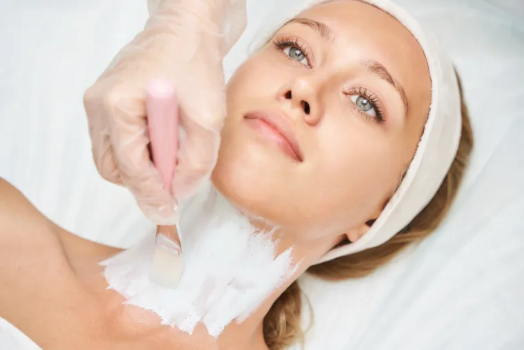 3. Koristite pilinge ili DIY maske za skidanje mrtve kože: Ako želite izbjeći da izgledate kao potpuno drugačija osoba od vrata prema dolje, piling bi se trebao proširiti i izvan lica. Ljuštenje kože će pomoći u uklanjanju prljavštine i masnoće koja uzrokuje akne koje su se nakupile u porama. Proizvodi također mogu bolje prodrijeti u kožu kada je čista i svježa. Međutim, prije pilinga provjerite da nema jakih kemikalija koje bi vam mogle naštetiti. Ako ste za to, možete napraviti i vlastite domaće pilinge koristeći hranu iz svoje kuhinje. Sredstva za čišćenje i hidratantna sredstva koja se prodaju u trgovinama obično sadrže organske elemente poput agruma, šećerne trske i biljaka, a možete izraditi i DIY verziju koristeći iste sastojke. Postoje različite vrste pilinga koji ciljaju na različite probleme s kožom, a recepti su lako dostupni na internetu.
