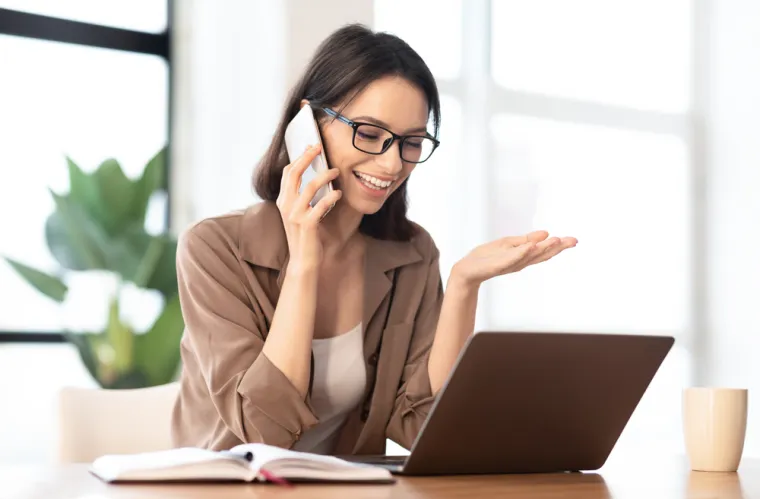 5. Budite svjesni položaja svog vrata dok gledate u telefon: Gledanje dolje u svoj mobilni telefon dovodi do naboranog vrata i s vremenom bi ponovljeni pokreti mogli produbiti linije i uzrokovati trajne bore. Stručnjaci preporučuju postavljanje telefona ispred lica dok ga koristite. Ovaj jednostavan trik može u početku predstavljati bol u vratu, ali gledanje ravno naprijed može spriječiti stvaranje linija.

