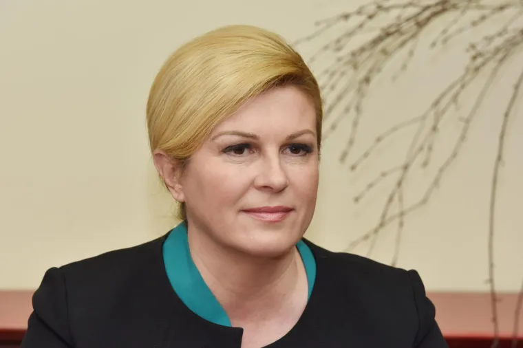 S ocem Brankom često je znala ići i u šumu, u lov. Tamo ju je otac naučio pratiti trag divljih životinja, a kad je odrasla, naučio ju je i pucati iz lovačke puške. Kada nije bila u šumi, vrijeme je provodila u školskoj knjižnici. Zahvaljujući čitanju usvojila je hrvatski književni standardni jezik, kojim je tada rijetko tko govorio na Grobinšćini. Kako je i sama u više navrata priznala, u djetinjstvu je maštala postati stjuardesa ili prevoditeljica, a najdraži ljubimac bio joj je janje.
