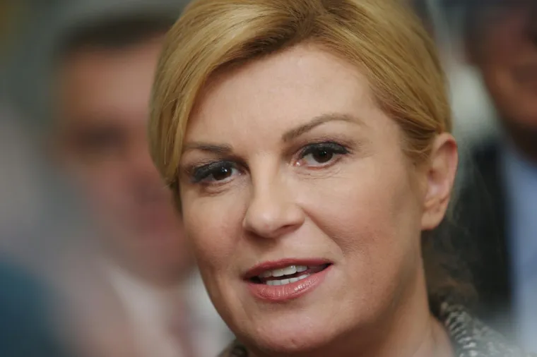 Kolinda je od malih nogu htjela više. Učila više. I bila više od prosjeka svojih vršnjaka. Osim što je već u srednjoj školi otišla na razmjenu u Ameriku, gdje je odmah upisala dodatne sate daktilografije, kako bi izbjegla zatipke koje je znala činiti u esejima. Slušala je i nastavu iz američke povijesti, kako bi na diplomi imala otisnut &quot;zlatni pečatić&quot; koji je otvarao mogućnost studija u Americi. Slušala je i satove iz europske povijesti jer je željela uvidjeti kako stvari u komunističkim zemljama izgledaju iz &quot;iz američkog kuta&quot;.