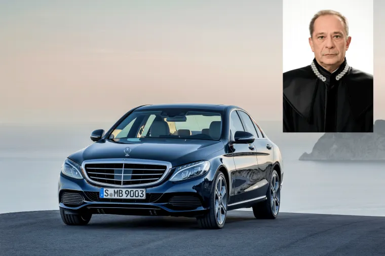 Sudac Davorin Mlakar poznat je kao bivši saborski zastupnik iz redova HDZ-a, ali i po aferi Hypo kada su u pitanju bila zemljišta u Šimunima na otoku Pagu. Mlakar privatno vozi Mercedes C220 iz 2016. godine kojeg je procijenio na 130.000 kuna, dok je supruga vlasnica Audija A3 iz 2014. koji vrijedi 107.000 kuna