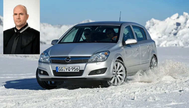 Sudac Andrej Abramović koji je postao "popularan" pro&scaron;log ljeta kada je susjede polijevao vodom sa &scaron;mrkom u dvori&scaron;tu zgrade, pravdajući se da je samo "zalijevao biljke". Možda istim &scaron;mrkom sudac pere i svoju Opel Astru iz 2007. godine koju cijeni na 28.000 kuna