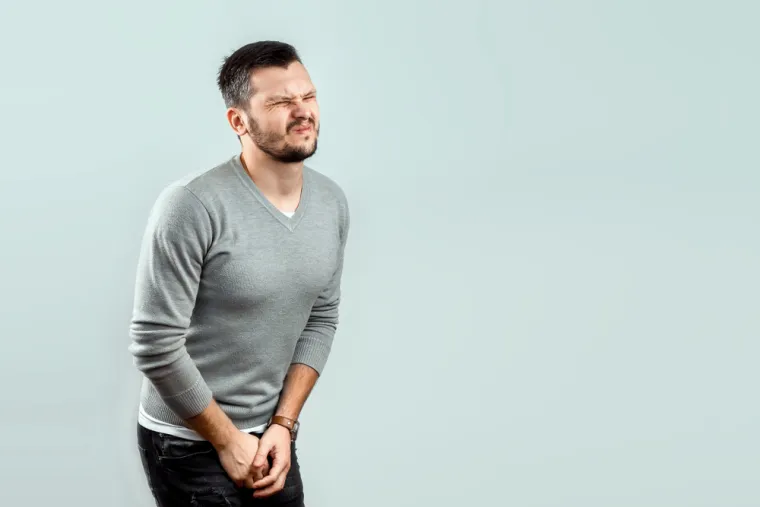 Promjene u načinu na koji osjetite testis, s kvržicom ili bez nje, također mogu biti znak upozorenja. &quot;Rak testisa počinje kao bezbolna kvržica u testisu&quot;, rekao je dr. Rodwell Mabaera, onkolog u Dartmouth Cancer Center u Libanonu. Iako je često prisutna izrazita tvrda kvržica, Mabaera je rekao da su mnogi slučajevi prisutni kao suptilne razlike u načinu na koji osjećate testis. “Rak se može sakriti ispod površine testisa ili zahvatiti cijeli testis, što otežava da napipate kvržicu”, objasnio je.