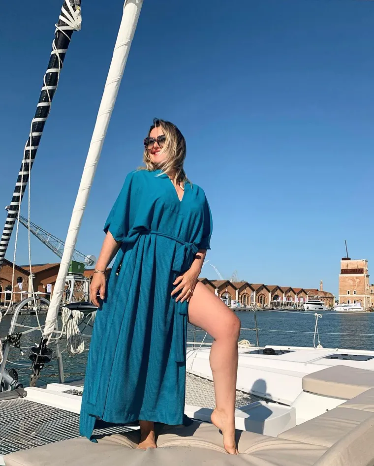 Bilo kuda, istaknuta noga svuda: Snježana Mehun Schillinger osvaja paparazze u omiljenoj pozi