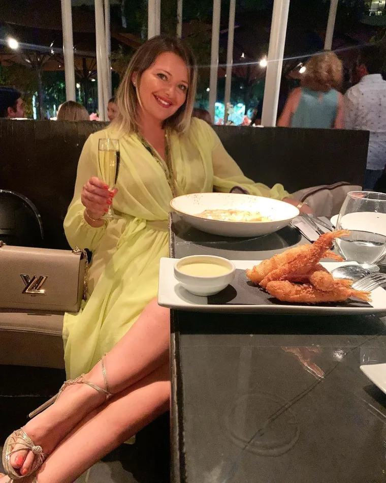 Bilo kuda, istaknuta noga svuda: Snježana Mehun Schillinger osvaja paparazze u omiljenoj pozi