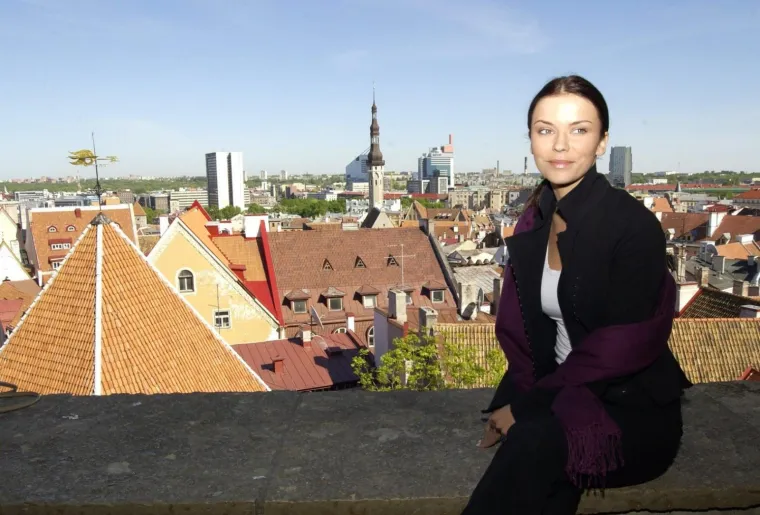 Tijekom devedesetih godina preselila je u Zagreb, gdje je završila studij fonetike i kroatistike na Filozofskom fakultetu. 