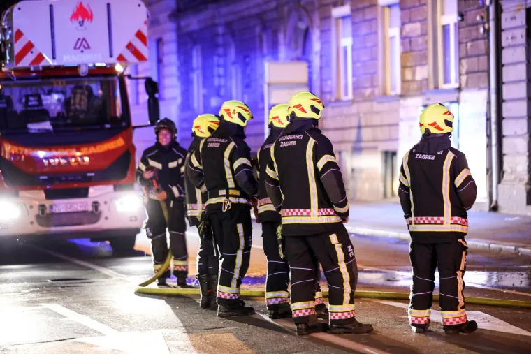Planuo požar u zgradi u Zagrebu, vatrogasci ljestvama spu&scaron;tali zarobljene ljude