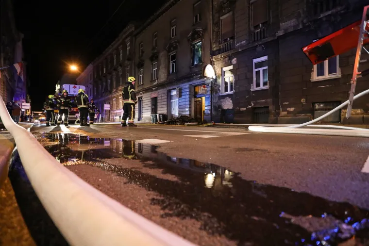 Planuo požar u zgradi u Zagrebu, vatrogasci ljestvama spu&scaron;tali zarobljene ljude