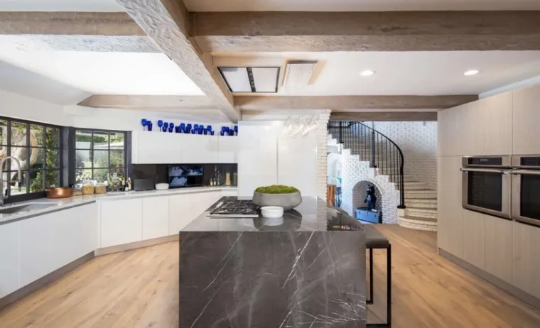 Machine Gun Kelly se isprsio i kupio nevjerojatnu vilu: Sada&scaron;nja je valjda postala premala za čudne seks-rituale s Megan Fox