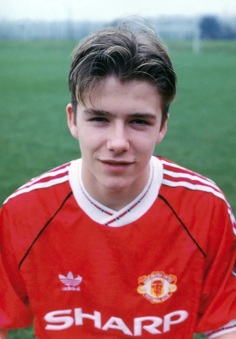 David Beckham rođen je 2. svibnja 1975. godine kao drugo dijete Sandre i Davida Beckhama, a odrastao je u istočnom dijelu Londona. Nogomet je igrao od malih nogu, strastveno se bavio sportom te je maštao da postane profesionalac u odrasloj dobi. U dresu Manchester Uniteda debitirao je 1992. godine, a u tom klubu je ostao sve do 2003. godine. 