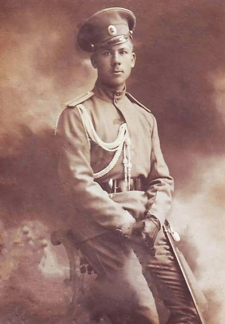 1. 'Napad mrtvaca' je izgledao kao rat zombija: Tvrđava Osowiec, u blizini poljskog grada Bialystoka je bila trn u oku Njemačkoj tijekom Prvog svjetskog rata. Kada konvencionalno ratovanje nije moglo probiti tvrđavu, Nijemci su raspr&scaron;ili plinski klor preko nje. Rusi koji su bili unutra su bili užasno nepripremljeni i imali su rudimentarne plinske maske. Klor je zacrnio i samu travu i ubio sve &scaron;to je bilo na vidiku. Mu&scaron;karci unutar tvrđave su udisali zakiseljeni zrak, koji im je spalio pluća iznutra prema van. Nijemci, uvjereni u svoju pobjedu i sigurni u svojim gas maskama su mar&scaron;irali u tvrđavu, ali ih je dočekala vojska "zombija", odjevenih u krvave krpe i iska&scaron;ljavajući komadiće pluća. 60-ak preživjelih, ali otrovanih ruskih vojnika, predvođenih 2. poručnikom Vladimirom Kotlinskim, je krenulo u žestok napad na Nijemce, ne mareći ni za &scaron;to osim za odbijanje neprijatelja. Uspaničeni Nijemci su pobjegli u same bodljikave žice koje su postavili da zaustave Ruse. Hrabri Kotlinski je te večeri poginuo.
