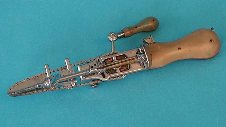 2. Izum motorne pile se pojavio kako bi olak&scaron;ao porod: Prije moderne verzije carskog reza, bebe koje su bile prevelike ili su zavr&scaron;ile u nezgodnom položaju su se morale rađati putem simfiziotomije. Ova bolna operacija je uključivala rezanje i uklanjanje dijelova stidne kosti i hrskavice rodilje. Operacija je napravljena malim nožem i očito je bila neuredna, dugotrajna i stra&scaron;na za majku, s obzirom na nedostatak anestezije. &Scaron;kotski kirurzi John Aitken i James Jeffray su izumili motornu pilu kako bi brže obavili jezivi posao. Kasnije je postao uobičajena upotreba u kirurgiji za izvođenje amputacija i vi&scaron;e od toga jer su pile mogle rezati kost i drvo pa su se povećale i odmaknule od donjih krajeva.
