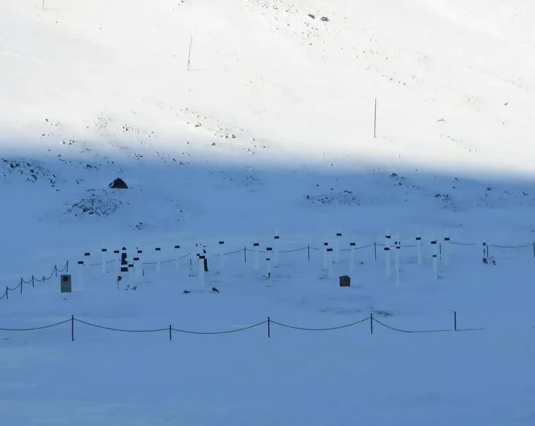 4. U Longyearbyenu, u Norve&scaron;koj, ukopi nisu dopu&scaron;teni: U najsjevernijem gradu na svijetu, Longyearbyenu, svi koji su blizu smrti su prebačeni u kopnenu Norve&scaron;ku. Prosječne temperature ovog arhipelaga su između -14 i -8 Celzijusa u prosincu i ostaju hladne tijekom cijele godine, s dugim razdobljima tame. Pedesetih godina pro&scaron;log stoljeća su ljudi na Svalbardu otkrili da se njihovi mrtvi i pokopani uopće ne raspadaju, a ako su imali zarazne bolesti, poput smrtonosne &scaron;panjolske gripe iz 1918., virus je također bio sačuvan. To dovodi u opasnost oko 3000 stanovnika tog područja. Dakle, dok možete umrijeti u Longyearbyenu, pokop će biti u kopnenoj Norve&scaron;koj. Kremacije su dopu&scaron;tene, ali uz dopu&scaron;tenja i papirologiju.
