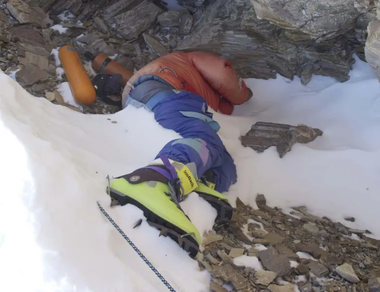 9. Dugina dolina na Mount Everestu je nazvana po &scaron;arenoj odjeći mrtvih tijela: Slika s desne strane je možda Tsewang Paljor, član ekspedicije na Everest Indo-tibetanske granične policije. U žargonu Everesta su ga nazvali  "Zelene čizme". Zajedno s jo&scaron; nekoliko ljudi, Paljor je izgubio život tijekom mećave na Mount Everestu u svibnju 1996. godine. Kao i većina ljudi koji stradaju na planini, on je ostao na gori. Njegovo i tijela drugih se nalaze u području zvanom Rainbow Valley ili Rainbow Ridge. Nadimak nije iz nekog poetskog razloga, već zbog &scaron;arene odjeće koju su nosili pokojni penjači. Nažalost, spu&scaron;tanje tijela s Mt. Everesta nije samo skupo, već predstavlja i rizik za one koji to poku&scaron;aju. Postoje, međutim, neki koji tiho iskopavaju tijela i spu&scaron;taju ih u grobove, pukotine ili kapi. Ovako barem nitko ne kroči preko poginulih planinara. Od 2021. vi&scaron;e od 200 tijela leži u ledenim grobnicama, ali nitko nije siguran u stvarne brojke.